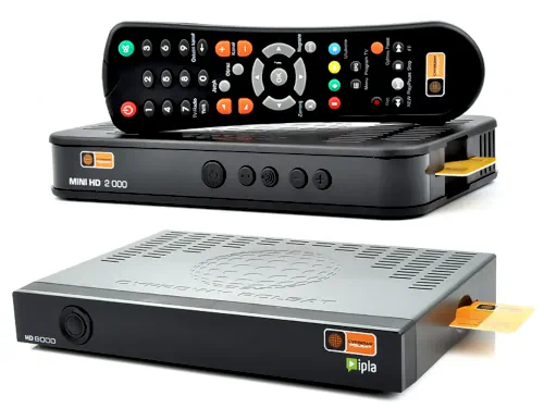 Odbiorniki telewizji Polsat Box HD Dwa odbiorniki telewizji cyfrowej z logo Cyfrowy Polsat oraz kartami abonenckimi i pilotem umieszczonym na jednym z nich