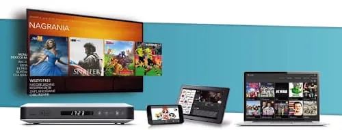 Multimedialny zestaw Polsat Box Zestaw urządzeń multimedialnych, telewizor, dekoder Polsat Box, smartfon, tablet i laptop z aplikacjami multimedialnymi na niebieskim tle