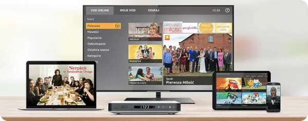 Dekoder Polsat Box podłączony do telewizora oraz dwa tablety z filmami na ekranie
