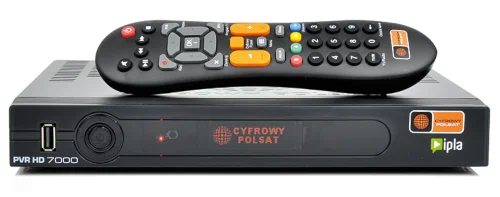 Cyfrowy dekoder satelitarny Polsat Box Satelitarny dekoder cyfrowy z napisem PVR HD 7000 oraz logo Cyfrowy Polsat z pilotem umieszczonym na górze oraz przyciskami i złączem USB na przednim panelu