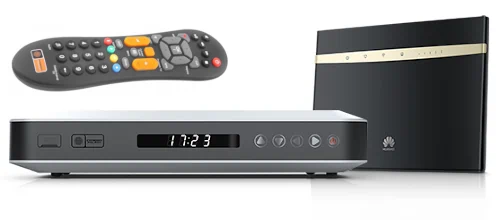 Zestaw cyfrowy Polsat Box Czarny router Huawei, czarno-szary dekoder Polsat Box z wyświetlaczem i pilot z kolorowymi przyciskami na białym tle